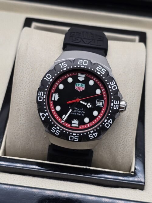 TAG Heuer — esfera negra con aro rojo y correa negra
