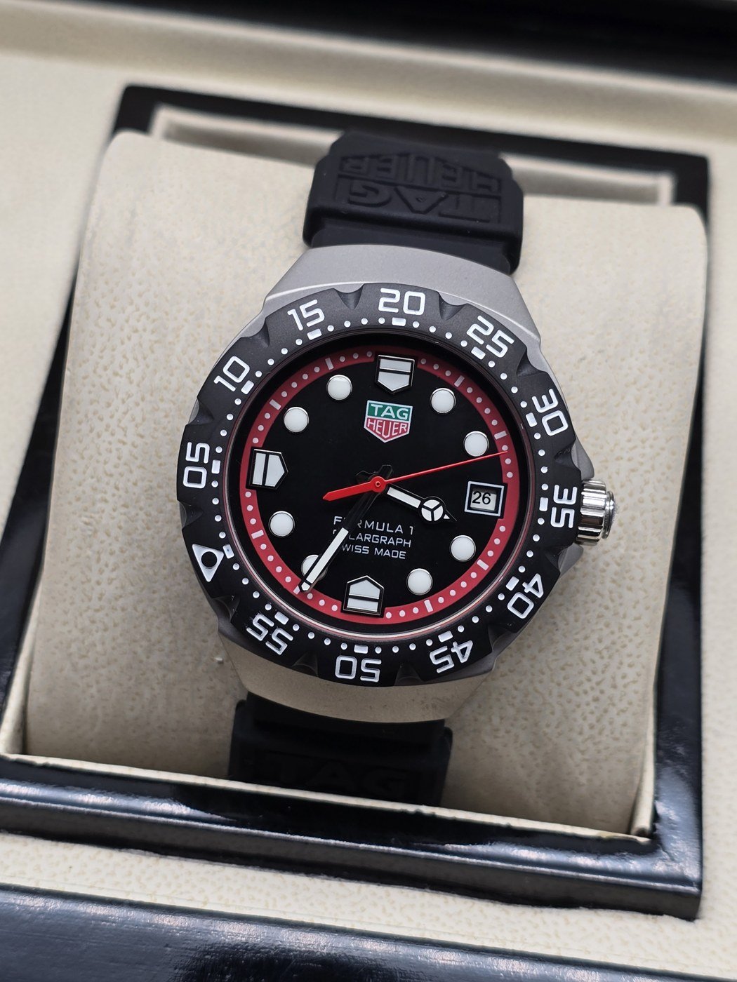 TAG Heuer — esfera negra con aro rojo y correa negra