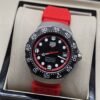 TAG Heuer — esfera negra con aro rojo y correa roja