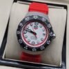 TAG Heuer — esfera blanca con aro rojo y correa roja
