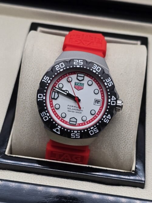 TAG Heuer — esfera blanca con aro rojo y correa roja