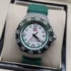TAG Heuer — esfera blanca con aro verde y correa verde