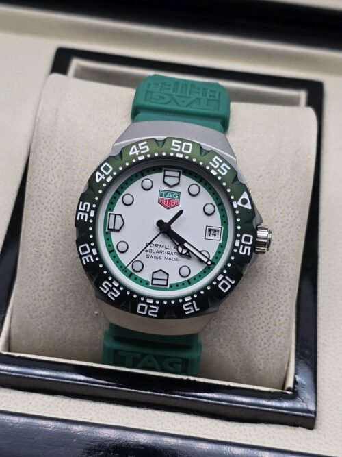 TAG Heuer — esfera blanca con aro verde y correa verde