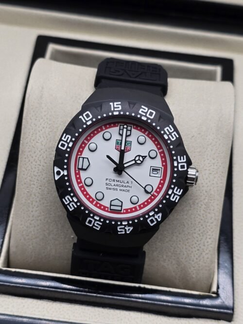 TAG Heuer — esfera blanca con aro rojo y correa negra
