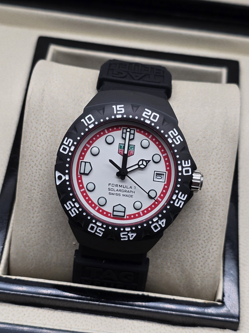 TAG Heuer — esfera blanca con aro rojo y correa negra