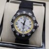 TAG Heuer — esfera blanca con aro amarillo y correa negra