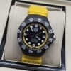 TAG Heuer — esfera negra con aro amarillo y correa amarilla