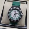 TAG Heuer — esfera blanca con aro verde y correa verde