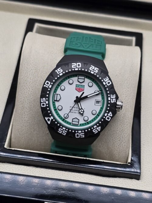 TAG Heuer — esfera blanca con aro verde y correa verde
