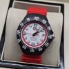 TAG Heuer — esfera blanca con aro rojo y correa roja