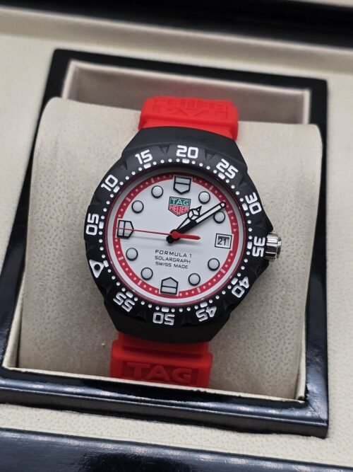 TAG Heuer — esfera blanca con aro rojo y correa roja