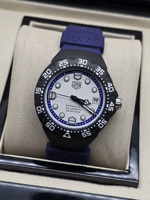 TAG Heuer — esfera blanca con aro azul y correa azul