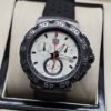 TAG Heuer — esfera blanca con subesferas y correa perforada negra