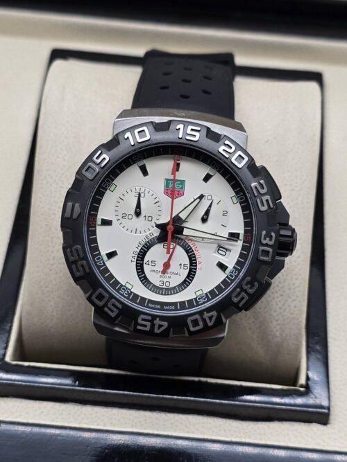 TAG Heuer — esfera blanca con subesferas y correa perforada negra