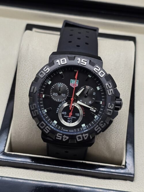 TAG Heuer — esfera negra con subesferas y correa perforada negra