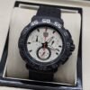 TAG Heuer — esfera blanca y correa perforada negra