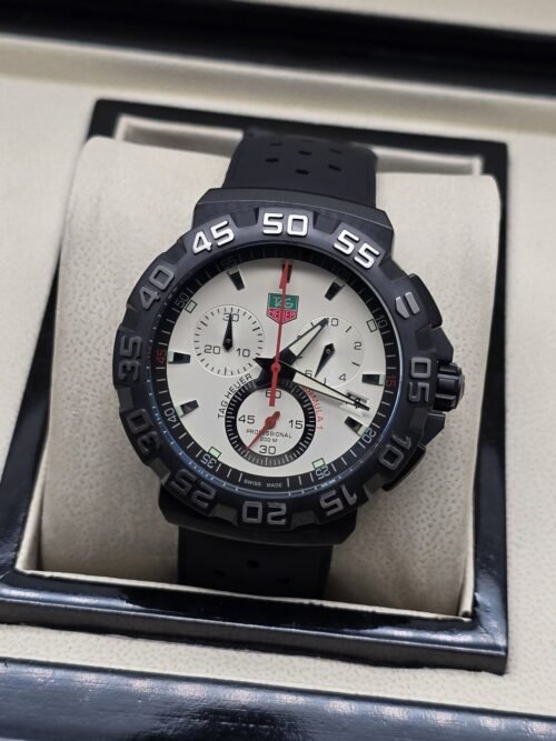 TAG Heuer — esfera blanca y correa perforada negra