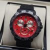 TAG Heuer — esfera roja con subesferas claras y correa negra