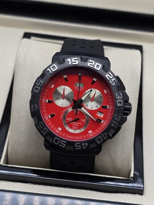 TAG Heuer — esfera roja con subesferas claras y correa negra