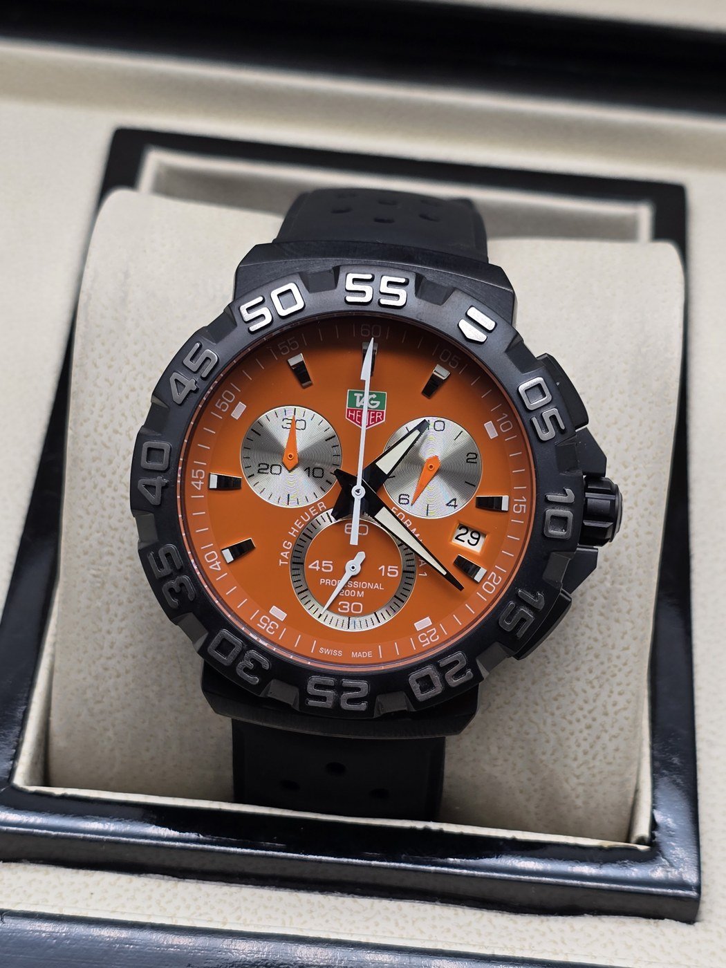 TAG Heuer — esfera naranja con subesferas claras y correa negra