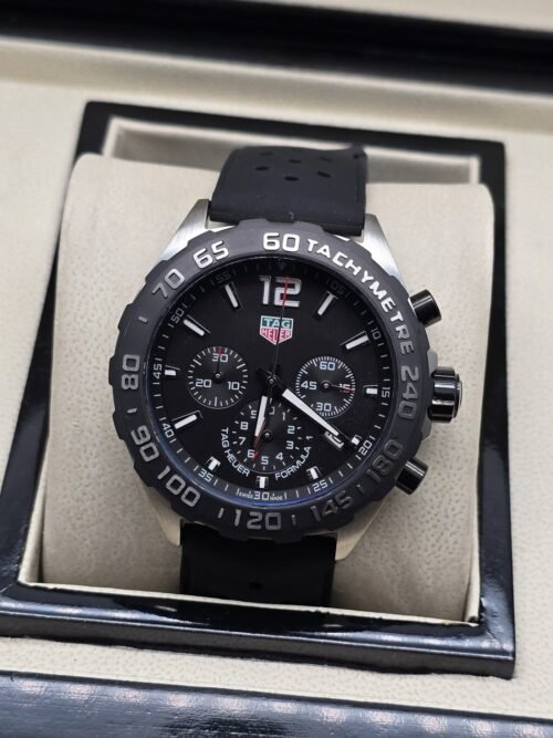 TAG Heuer — esfera y caja negras con correa negra