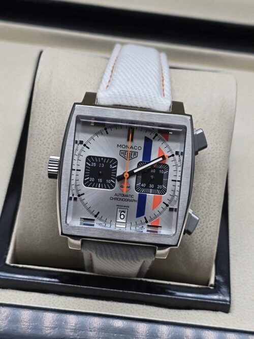 TAG Heuer — caja cuadrada, esfera blanca con franjas de color y correa blanca