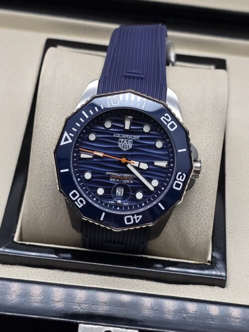 TAG Heuer — esfera azul texturizada con subesfera y correa azul