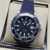 TAG Heuer — esfera azul oscura texturizada y correa azul