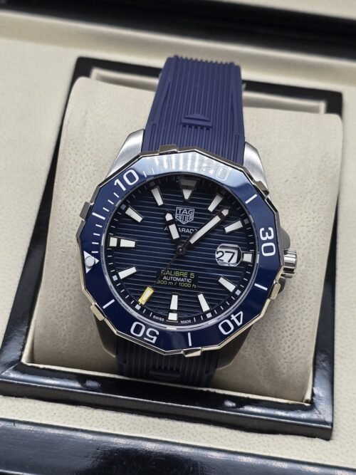 TAG Heuer — esfera azul oscura texturizada y correa azul