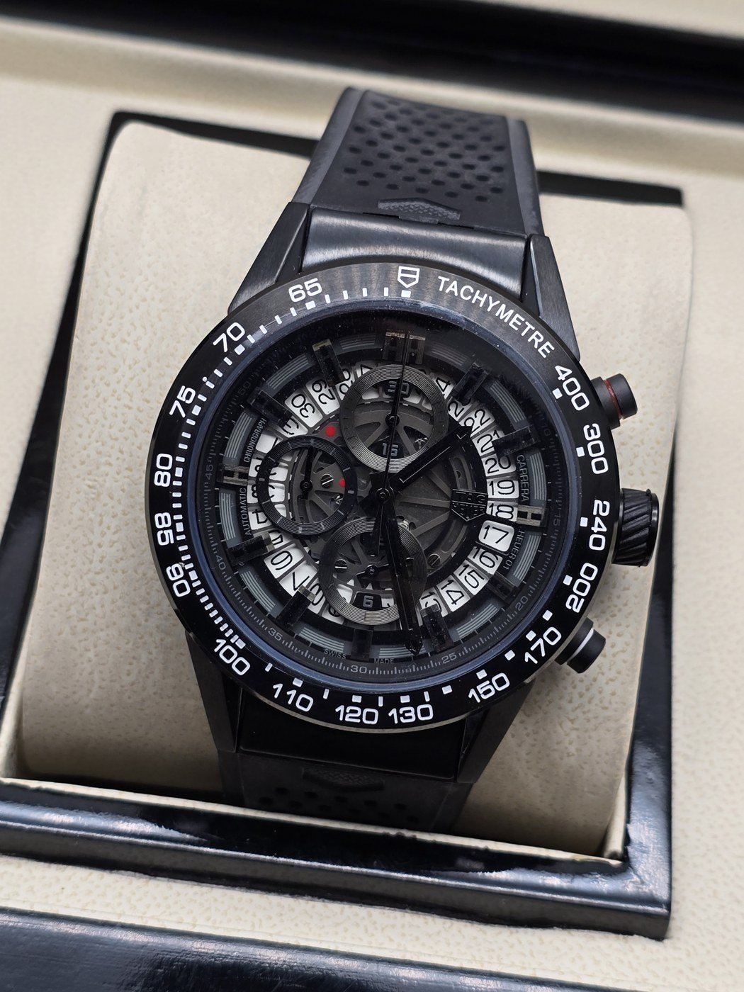 TAG Heuer — esfera abierta negra y correa negra