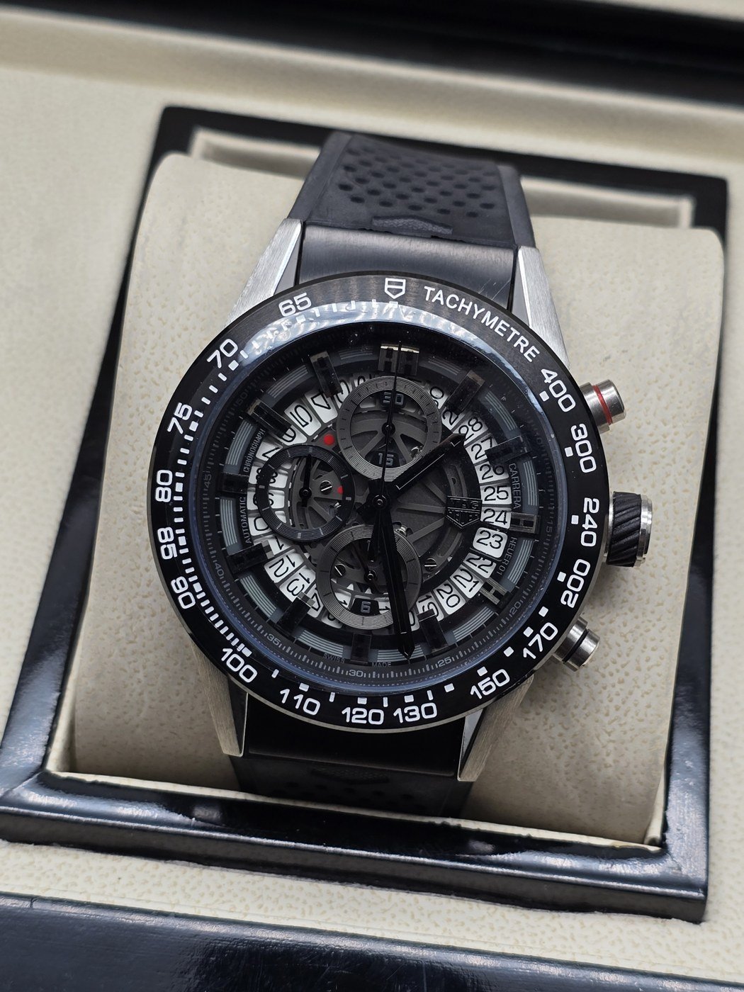 TAG Heuer — esfera abierta negra y correa negra