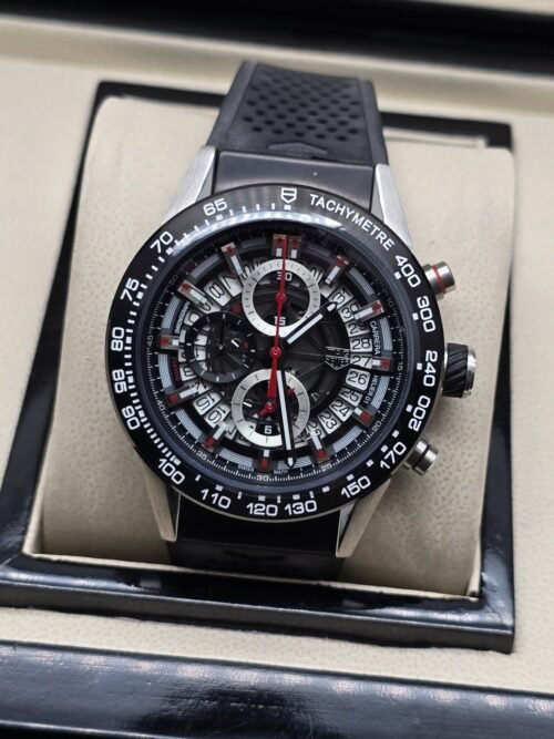 TAG Heuer — esfera abierta plateada con aguja roja y correa negra