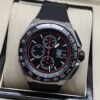 TAG Heuer — esfera negra con detalles rojos y correa negra