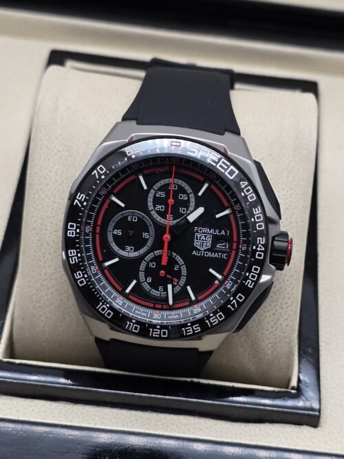 TAG Heuer — esfera negra con detalles rojos y correa negra
