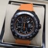TAG Heuer — esfera negra con detalles naranjas y correa naranja