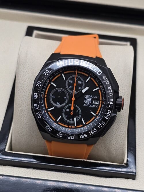 TAG Heuer — esfera negra con detalles naranjas y correa naranja