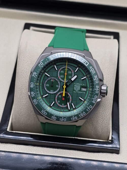 TAG Heuer — esfera verde con aguja amarilla y correa verde