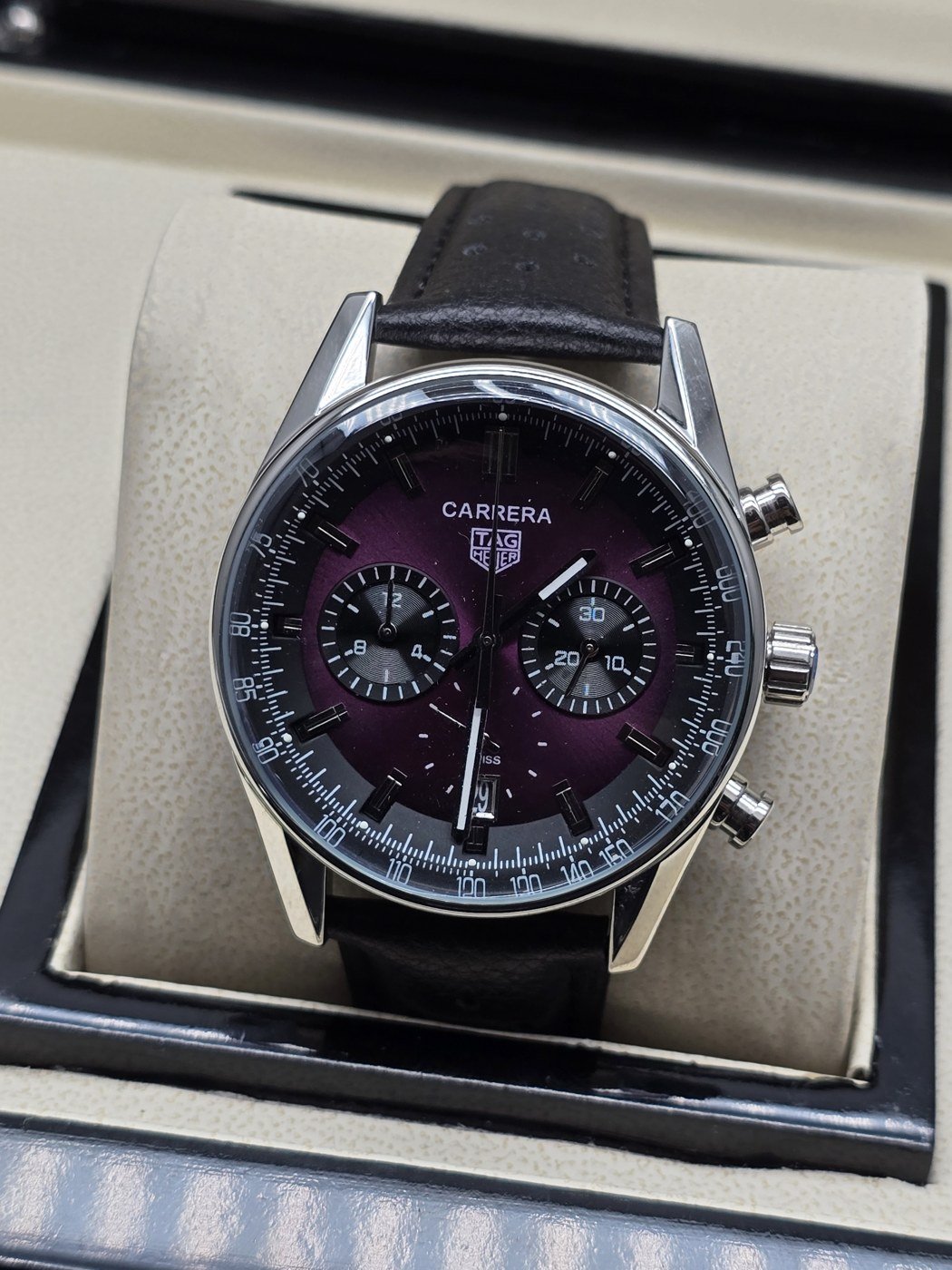 TAG Heuer — esfera violeta con subesferas y correa negra