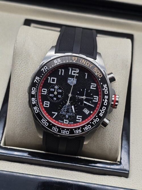 TAG Heuer — esfera negra con aro rojo y correa negra