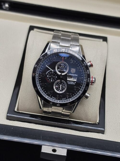 TAG Heuer — esfera oscura con dos subesferas verticales y brazalete plateado