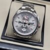 TAG Heuer — esfera plateada con subesferas verticales y brazalete plateado