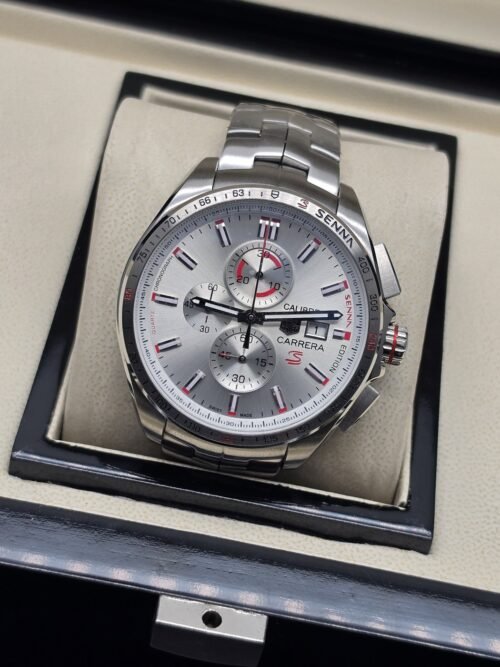 TAG Heuer — esfera plateada con subesferas verticales y brazalete plateado