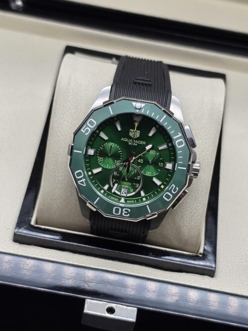 TAG Heuer — esfera verde con subesferas, bisel verde y correa negra