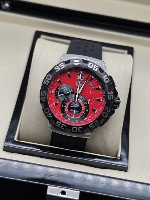 TAG Heuer — esfera roja con subesferas y correa negra