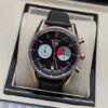 TAG Heuer — esfera negra con subesferas de color, caja rosada y correa negra