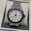 TAG Heuer — esfera blanca con números y brazalete plateado