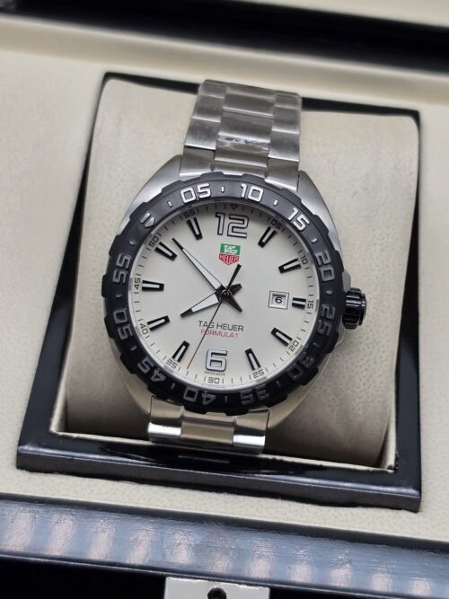 TAG Heuer — esfera blanca con números y brazalete plateado