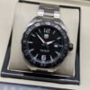 TAG Heuer — esfera negra con números y brazalete plateado