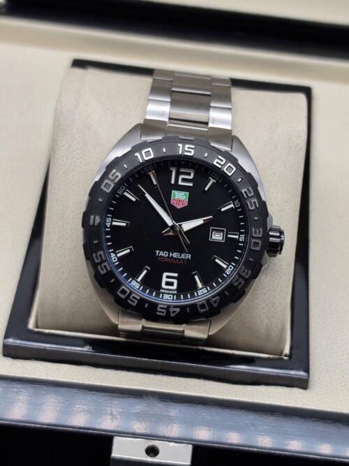 TAG Heuer — esfera negra con números y brazalete plateado
