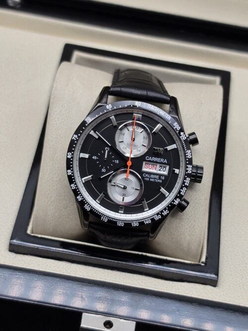 TAG Heuer — esfera negra con dos subesferas verticales y correa negra